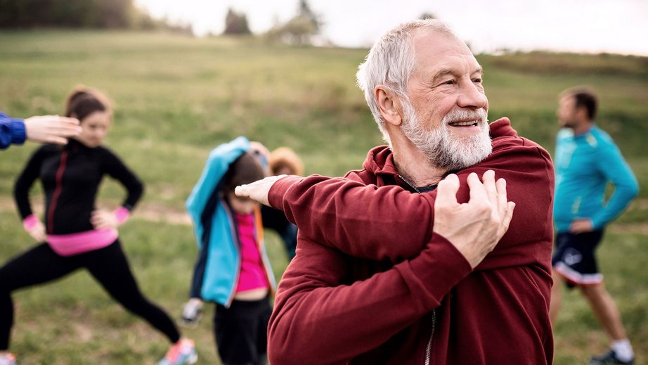 Persona mayor caminando activamente en un parque